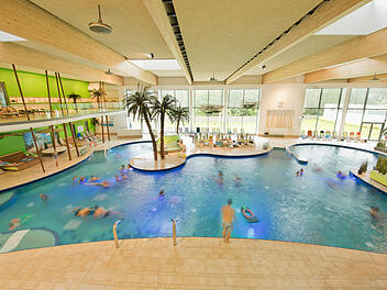 Dank Photovoltaik und Holz: Bamberger Bambados kann Temperatur wieder erhöhen