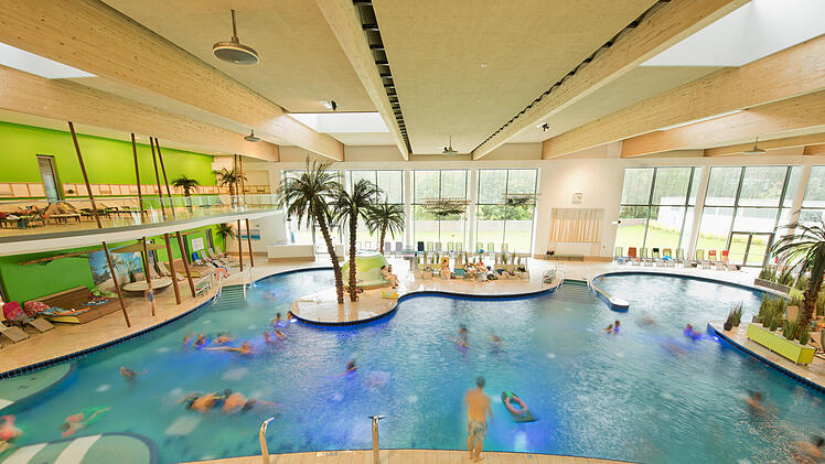 Dank Photovoltaik und Holz: Bamberger Bambados kann Temperatur wieder erhöhen