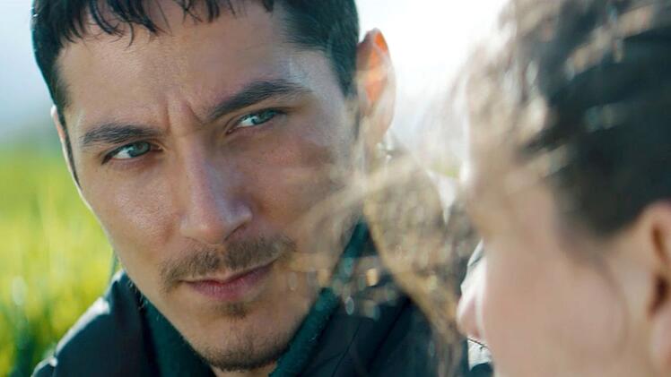 Rupert (Noah Saveedra) zeigt sich der neu angekommenen  Anja Grimm (Henriette Confurius)gegen&uuml;ber skeptisch.