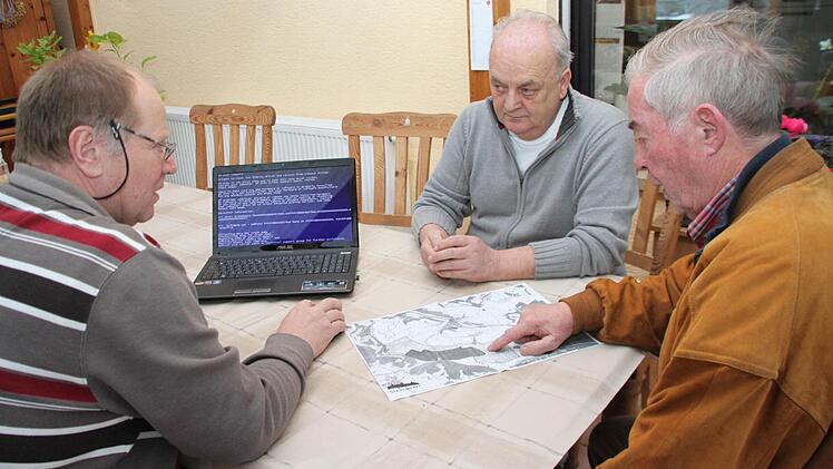 In der Kirchleuser Siedlung überlegt man, wie der Windpark Schimmendorf noch zu verhindern wäre. Von links: Gerhard Limmer, Hans Limmer und Wolfgang Woltersdorf. Foto: Stephan Tiroch