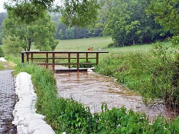 6500 Sandsäcke trennen vor Tretzendorf die Tretzendorfer Weiher von der Aurach. Wird der See überflutet, droht der Damm zum Dorf hin zu brechen, was verheerende Folgen hätte. Fotos: Sabine Weinbeer