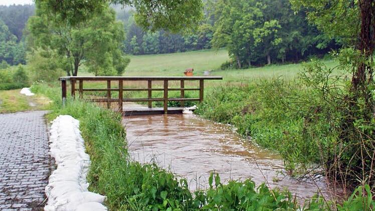 6500 Sandsäcke trennen vor Tretzendorf die Tretzendorfer Weiher von der Aurach. Wird der See überflutet, droht der Damm zum Dorf hin zu brechen, was verheerende Folgen hätte. Fotos: Sabine Weinbeer