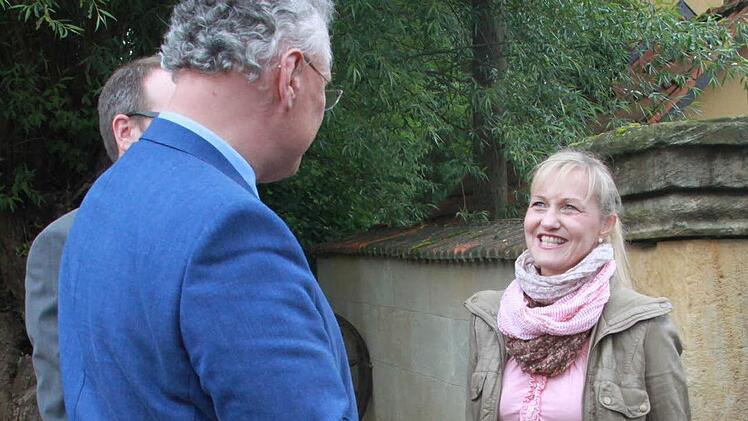 Andrea Hellmuth erzählt dem Minister, wie es gewesen ist, als der sonst so zahme Kelbach zum ungestümen, reißenden Fluss wurde.
