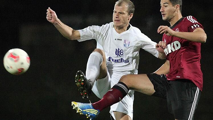 Johannes Bechmann (l.) in seinem letzten Spiel für den FCE am 31. Oktober: Er nimmt dem Nürnberger Antonio Colak den Ball ab.