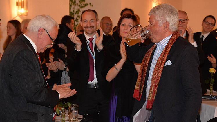 ... und einem kräftigen Schluck.