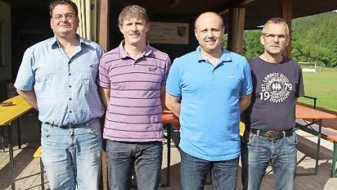 Zum Benefizspiel am heutigen Montag in Steinwiesen laden ein (von links): SV-Vorsitzender Jochen Höhn, die Meistertrainer Heinrich Föhrweiser (FC Mitwitz) und Jörg Köstner (FC Wallenfels) sowie Spielgruppenleiter Egon Grünbeck. Foto: Hartmut Neubauer
