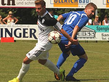 Dominik Rippstein (links) und der FC Sand stellen sich gegen Frammersbach auf einen Gegner ein, der erst einmal hinten dicht macht.