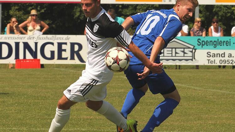 Dominik Rippstein (links) und der FC Sand stellen sich gegen Frammersbach auf einen Gegner ein, der erst einmal hinten dicht macht.