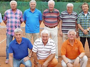 Das Tennis-Meisterteam des TSV Himmelkron mit (stehend, von links) Herbert Bittermann, Roland Hofmann, Ronald Dressler, Günther Schoberth, Günther Meyer und Friedemann Schinköthe sowie (vorne, von links) Richard Engelbrecht, Reinhard Rottmann und Günther Knarr.  Foto: Klaus-Peter Wulf