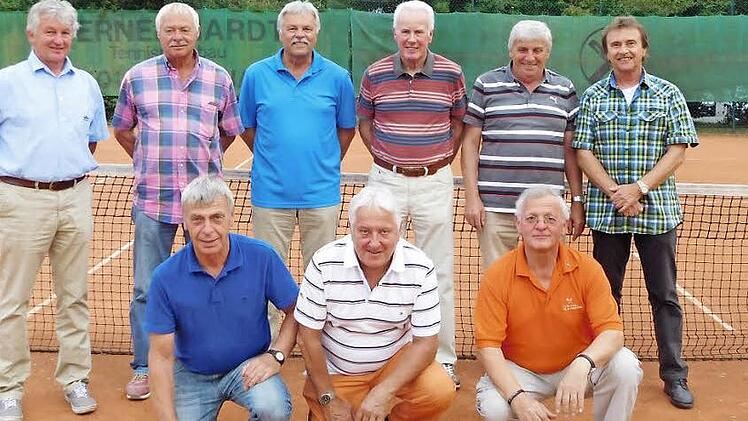 Das Tennis-Meisterteam des TSV Himmelkron mit (stehend, von links) Herbert Bittermann, Roland Hofmann, Ronald Dressler, Günther Schoberth, Günther Meyer und Friedemann Schinköthe sowie (vorne, von links) Richard Engelbrecht, Reinhard Rottmann und Günther Knarr.  Foto: Klaus-Peter Wulf