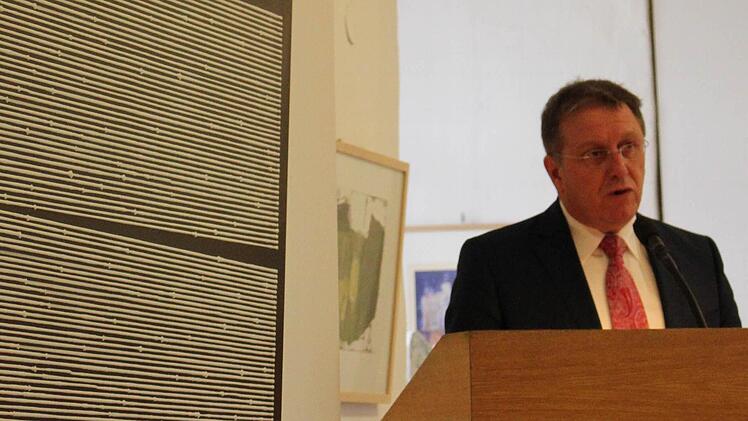 Zufällige künstlerische Unterstreichung: OB Henry Schramm klagt über ein derzeit zerrissenes Europa neben einer Arbeit des Litauers Anatanas Obcarskas. Foto: Klaus Klaschka
