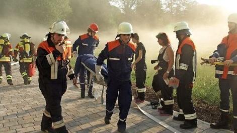 Die Floriansjünger führten eine Übung im nurona Pflegezentrum in Bischofsheim durch.  Foto: Sile Möller