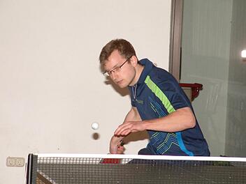 In der 1. Kreisliga brachte bei der SG Neuses Johannes Wachter vom TTC Brauersdorf im Schlussdoppel mit Pascal Fritsch den 9:7-Auswärtssieg in trockene Tücher.  Foto: Hans Franz