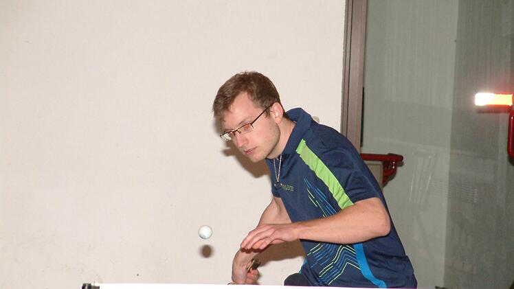 In der 1. Kreisliga brachte bei der SG Neuses Johannes Wachter vom TTC Brauersdorf im Schlussdoppel mit Pascal Fritsch den 9:7-Auswärtssieg in trockene Tücher.  Foto: Hans Franz