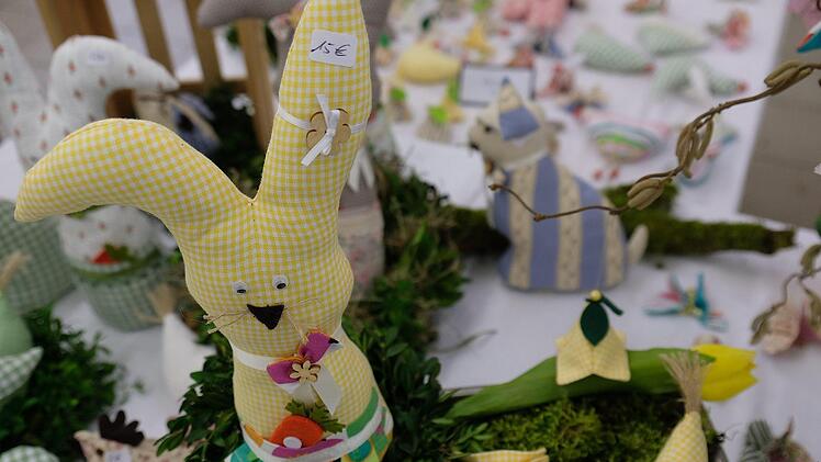 Die Stoffhasen von Ausstellerin Blanda Lutz sind Handarbeit und mit Liebe gemacht. Foto: Gerd Schaar