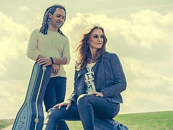 Die beiden "Creativmusiker" Susan Baker und Dennis L&uuml;ddicke werden die Besucher der Werkst&auml;tten St. Joseph in Neuensee am Pflanzentauschtag (5. Mai) bestens unterhalten.  Foto: Stefan Motschenbacher