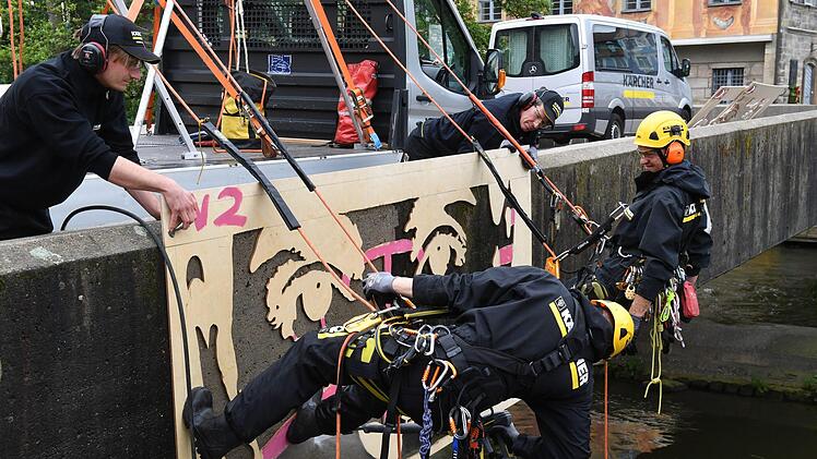 Die Untere Br&uuml;cke im Zeichen von "Reverse Graffiti". Ronald Rinklef