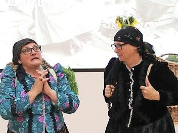 Zwei Mitarbeiterinnen des Malteser Pflegezentrums St. Elisabeth, Karin Eckert (l.) und Renate Schertel, unterhielten sich über die Entwicklung Erlangens aus Sicht der Marktfrauen 1957. Foto: privat
