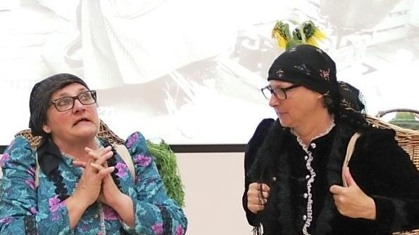 Zwei Mitarbeiterinnen des Malteser Pflegezentrums St. Elisabeth, Karin Eckert (l.) und Renate Schertel, unterhielten sich über die Entwicklung Erlangens aus Sicht der Marktfrauen 1957. Foto: privat