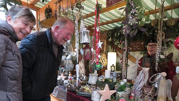 Extra aus Dresden angereist: Die Urlauber Marlis M&uuml;ller und Peter G&ouml;ppel suchen ein Mitbringsel am Stand von Familie Lieb. Foto: Franziska Wagner