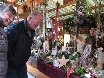 Extra aus Dresden angereist: Die Urlauber Marlis M&uuml;ller und Peter G&ouml;ppel suchen ein Mitbringsel am Stand von Familie Lieb. Foto: Franziska Wagner