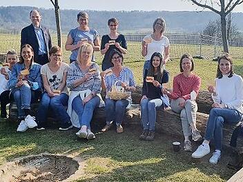 Gruppenbild im Garten mit den Spendern der Kinogutscheine mit (hinten links) MdL Michael Hofmann und (vorne 5. v. l.) Sabine Schütz (Leiterin)