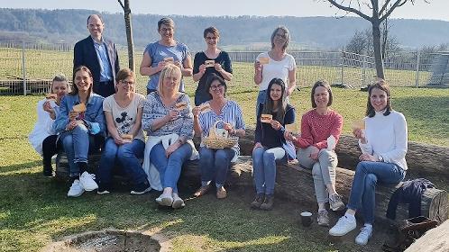 Gruppenbild im Garten mit den Spendern der Kinogutscheine mit (hinten links) MdL Michael Hofmann und (vorne 5. v. l.) Sabine Schütz (Leiterin)