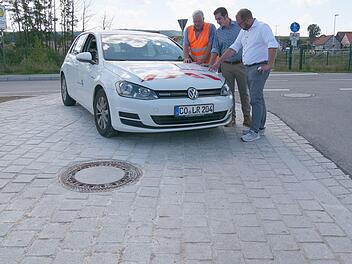 Se&szlig;lach: Um Landwirten das Abbiegen zu erleichtern - Weg auf Kreisstra&szlig;e erweitert