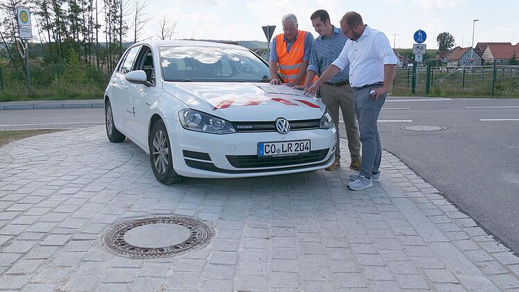 Se&szlig;lach: Um Landwirten das Abbiegen zu erleichtern - Weg auf Kreisstra&szlig;e erweitert