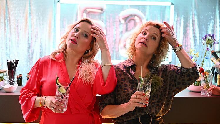 Caroline Frier (links), die leibhaftige Schwester Annette Friers, spielt auch in der Serie Annette Friers (rechts) Schwester Caro. Als die neun Jahre ältere Annette in einer ZDF-Serie die Mutter Caros spielen soll, reicht es ihr mit der Altersdiskriminierung. Sie will eine eigene Serie über die Wechseljahre drehen.