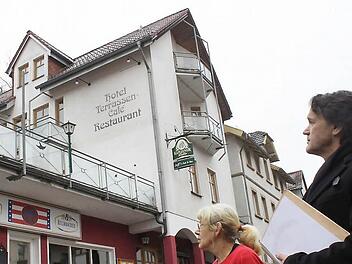 Rechtsanwalt Thomas Hofmann hat versucht, das Terrassenhotel Nenninger im Herzen von Wirsberg als Asylunterkunft an die Regierung von Oberfranken zu vermieten. Mit im Bild die Eigentümerin des Gebäudes, Gerlinde Hentschel.  Foto: Archiv/Jürgen Gärtner
