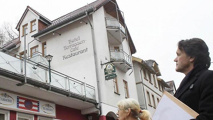 Rechtsanwalt Thomas Hofmann hat versucht, das Terrassenhotel Nenninger im Herzen von Wirsberg als Asylunterkunft an die Regierung von Oberfranken zu vermieten. Mit im Bild die Eigentümerin des Gebäudes, Gerlinde Hentschel.  Foto: Archiv/Jürgen Gärtner