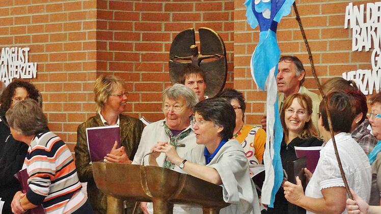 Die Priorin der Communität Casteller Ring, Sr. Friederike Popp, begrüßt die Gäste und Helfer des Schwanbergtages