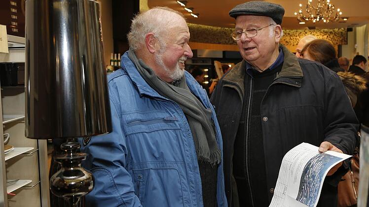 Norbert Tscherner (rechts) und Josef Kropf wollen wissen, was die Bamberger über den Erhalt von Wohnraum auf dem ehemaligen US-Gelände denken: Unter anderem in viel besuchten Geschäften hat der Bürgerblock Unterschriftenlisten ausgelegt.  Foto: Matthias Hoch