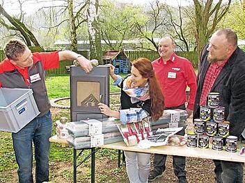Stefan Normann (toom), Joanna Ciesielski (Stadtjugendring), Andreas Walter (toom) und Alexander Müller (Stadtjugendring) am Gabentisch mit einem Teil der toom-Spenden.  Foto: Martin Koch