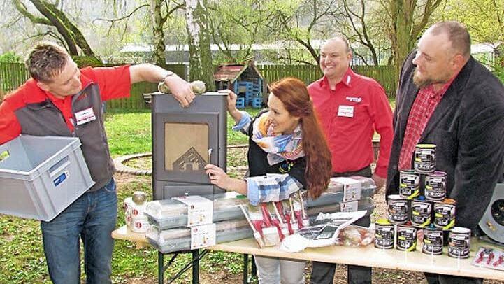 Stefan Normann (toom), Joanna Ciesielski (Stadtjugendring), Andreas Walter (toom) und Alexander Müller (Stadtjugendring) am Gabentisch mit einem Teil der toom-Spenden.  Foto: Martin Koch