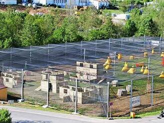Blick vom Kletterturm auf das Paintball-Feld. Foto: Kisspark