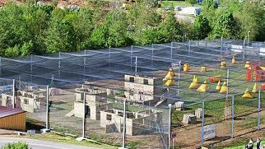 Blick vom Kletterturm auf das Paintball-Feld. Foto: Kisspark