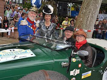 Prinzregent Luitpold (Peter Krug) und Kaiserin Auguste Viktoria (Karin Matthes) mit den Piloten urs und Susanne Müller, die mit ihrem Lagonda aus der Schweiz angereist waren. Foto: Peter Rauch