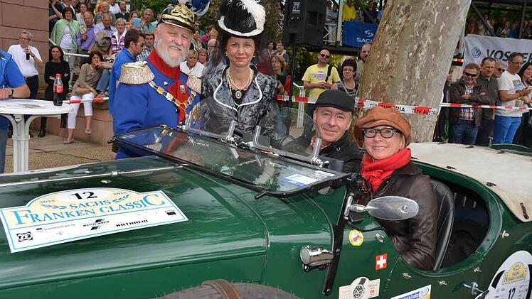 Prinzregent Luitpold (Peter Krug) und Kaiserin Auguste Viktoria (Karin Matthes) mit den Piloten urs und Susanne Müller, die mit ihrem Lagonda aus der Schweiz angereist waren. Foto: Peter Rauch