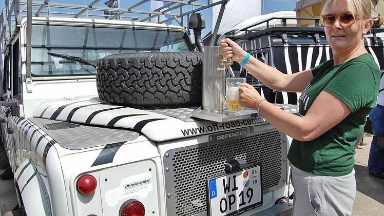 Offroader sind für alle Fälle vorbereitet: Sabine Hofstetter vom Offroad-Center in Wiesbaden zapft direkt vom Landrover ihr Bier