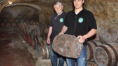 Andreas (rechts) und Herbert Beck im Lagerkeller der Brauerei. Hier wurde, bei konstant sieben Grad, das Bier bevorratet. Foto: Beck