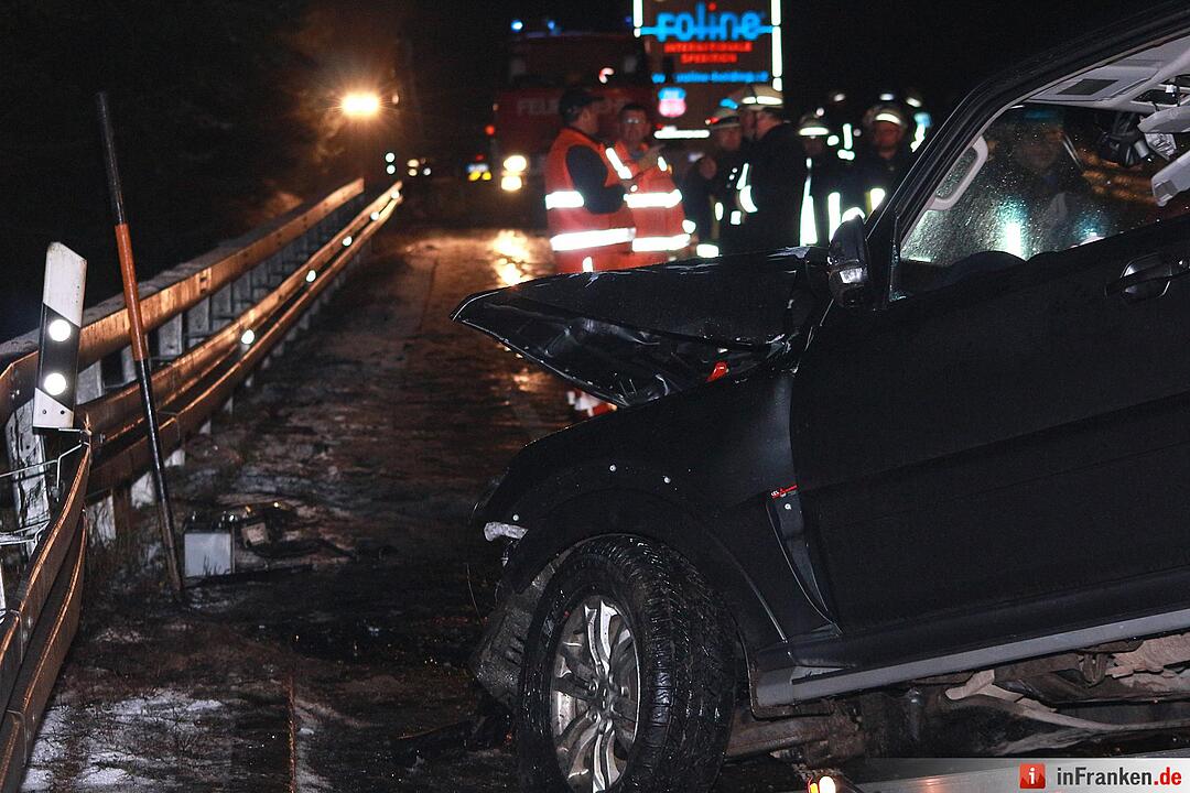 Drei Verletzte bei Unfall auf ploetzlich winterglatten Bundesstrasse