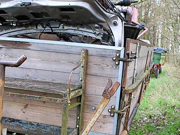 Auf dem Anhänger liegen Schrott, ein Motorblock, ein Ölfass und eine Waschmaschine.  Foto: privat