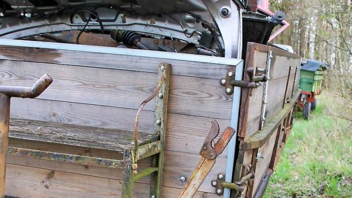 Auf dem Anhänger liegen Schrott, ein Motorblock, ein Ölfass und eine Waschmaschine.  Foto: privat