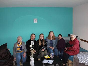 Aus Brandschutzgründen darf das Turmzimmer künftig nur von sechs Jugendlichen gleichzeitig genutzt werden - eine Vorschrift, die auch bei der Besichtigung beachtet wurde. Foto: Sebastian Schmitt-Mathea