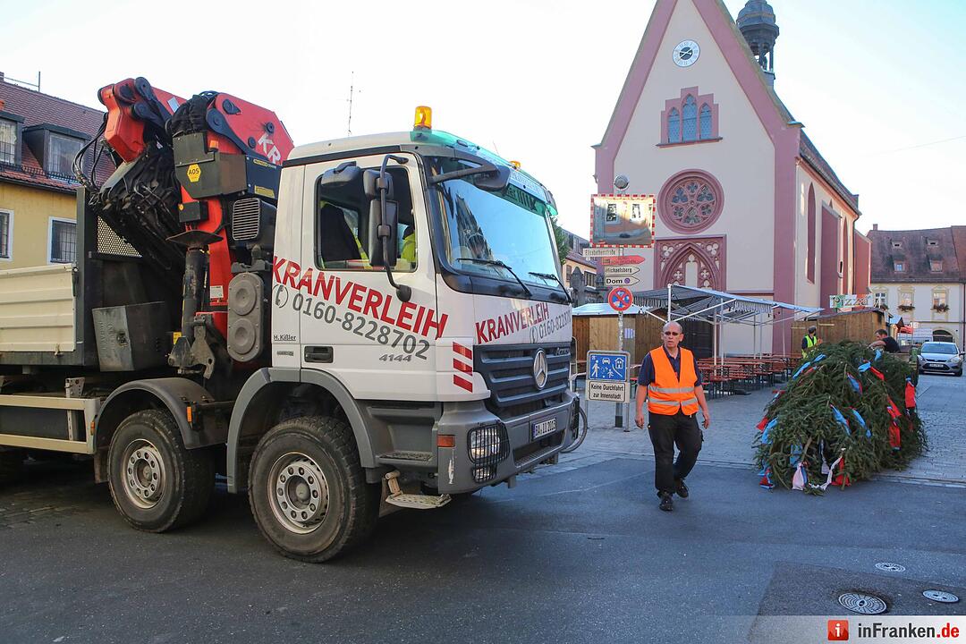 Bereits am Donnerstagmorgen wurde der Kerwabaum der Sandkerwa 2016 aufgestellt