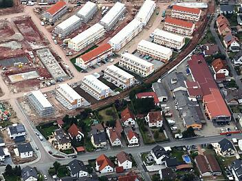 Hörrlein sitzt in Adelsdorf zwischen Bahnhofstraße und Reuthsee-Gebiet. Auf dem Areal plant der Geschäftsführer nach der Schließung der Firma im März eine "Brücke" zwischen altem und neuem Ort.  Foto: Klaus Strienz