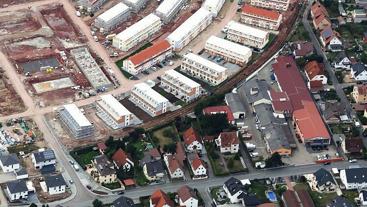 Hörrlein sitzt in Adelsdorf zwischen Bahnhofstraße und Reuthsee-Gebiet. Auf dem Areal plant der Geschäftsführer nach der Schließung der Firma im März eine "Brücke" zwischen altem und neuem Ort.  Foto: Klaus Strienz