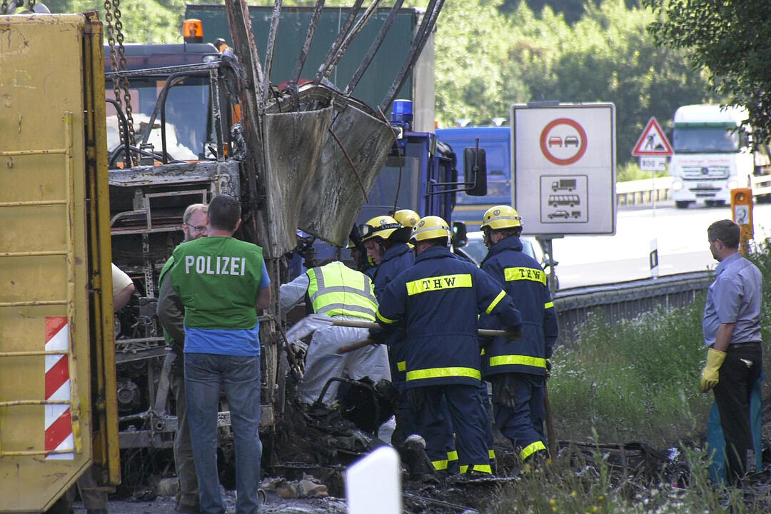 Busunglück Münchberg: Buswrack von A9 geborgen